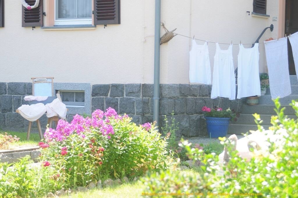 Geißmannsdorf-2026-Ortsbilder-251 | Geißmannsdorf bei Bischofswerda im Sommer 2026. Ein fotografischer Streifzug durch das Dorf Geißmannsdorf, mit Gebäuden, Straßen, Strohpuppen und geschmückten Vorgärten und Grundstücken anlässlich der 800-Jahr-Feier von Geißmannsdorf im Juni 2026 - Realisiert mit Pictrs.com