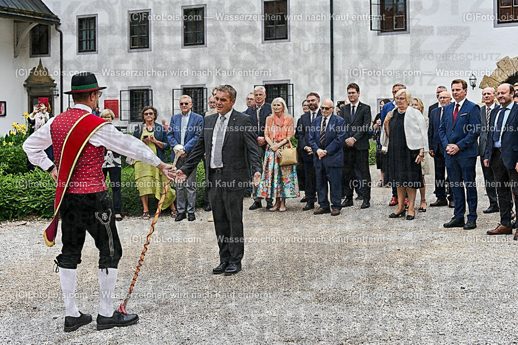 ALP0113_XXXIX_Chopin-Festival_Einzug_Meldung | (C)FotoLois.com, Alois Spandl, XXXIX. internationales CHOPIN-Festival in der Kartause Gaming, Eröffnung des Festivals mit Einmarsch der Goldhaubengruppe Lackenhof mit der Musikkapelle Gaming sowie den Ehrengästen und Eröffnungsansprachen in der Barockbibliothek, Fr 4. August 2023.