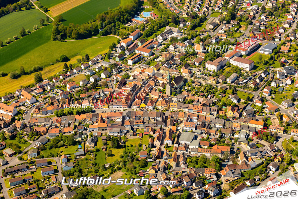 Das Luftbild zeigt :  Erbendorf - Die Luftaufnahme wurde 2024 vom UL-Flugzeug aus erstellt ( keine Drohne ) - Hochauflösende Luftaufnahme - Für grossformatige Ausdrucke geeignet. Die Geschenkidee !Mit Lizenz und Bildrechte bestellbar