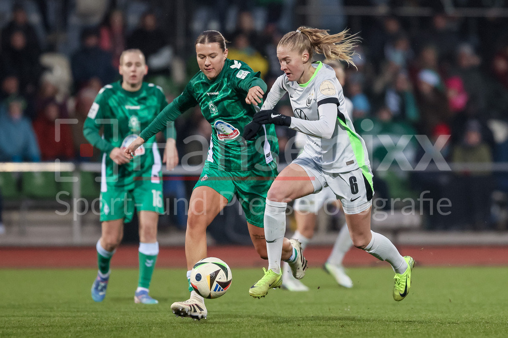 Fussball, Google Pixel Frauen-Bundesliga, SV Werder Bremen - VfL Wolfsburg | v.li.: Larissa Mühlhaus (SV Werder Bremen, 7) und Janina Minge (VfL Wolfsburg, 6) im Zweikampf, Duell, Dynamik, Aktion, Action, Spielszene, DIE DFB-RICHTLINIEN UNTERSAGEN JEGLICHE NUTZUNG VON FOTOS ALS SEQUENZBILDER UND/ODER VIDEOÄHNLICHE FOTOSTRECKEN. DFB REGULATIONS PROHIBIT ANY USE OF PHOTOGRAPHS AS IMAGE SEQUENCES AND/OR QUASI-VIDEO.