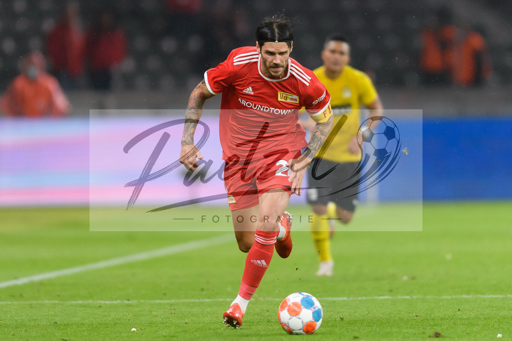 FCUKUO20210826_175 | Fussball, Herren: Christopher Trimmel (1.FC Union Berlin) in Aktion, am Ball, Einzelaktion beim Spiel der UEFA Conference League zwischen 1. FC Union Berlin und Kuopion PS im Olympiastadion am 26.08.2021 in Berlin, Deutschland. - Realisiert mit Pictrs.com
