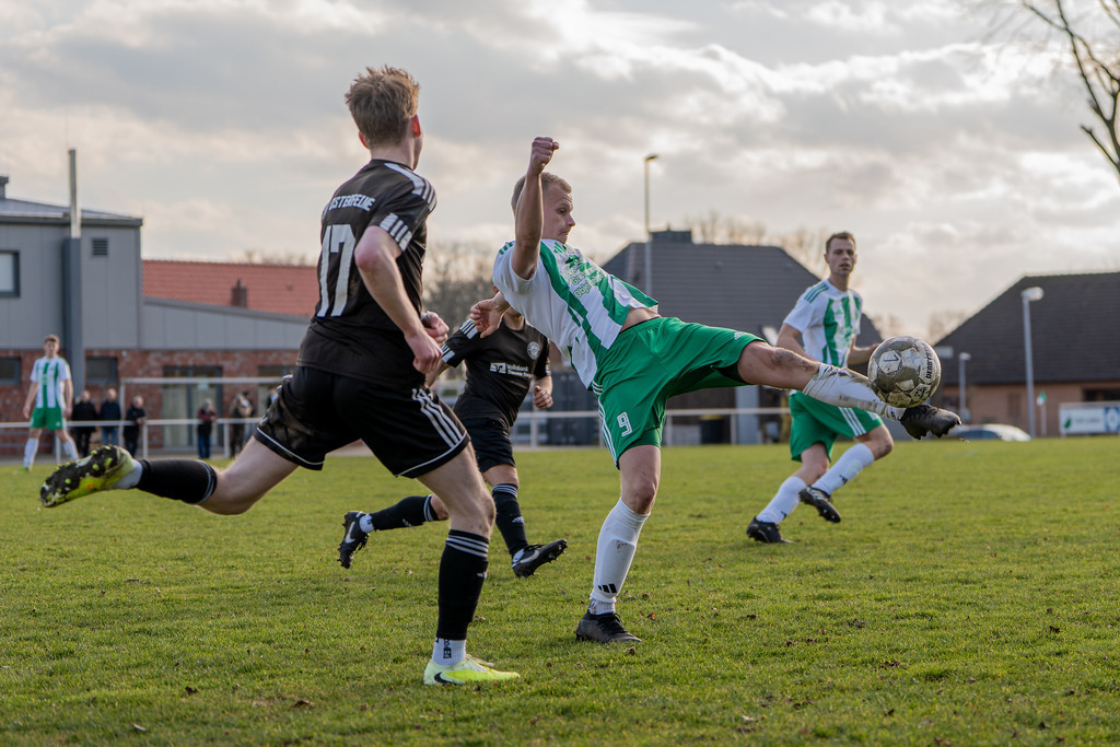 Fußball I Herren I Saison 2025-2026 I Bezirksliga Weser-Ems 4 I 21. Spieltag I TuS Lutten - SW Osterfeine I 4233 | jns.sportfotos - Realisiert mit Pictrs.com