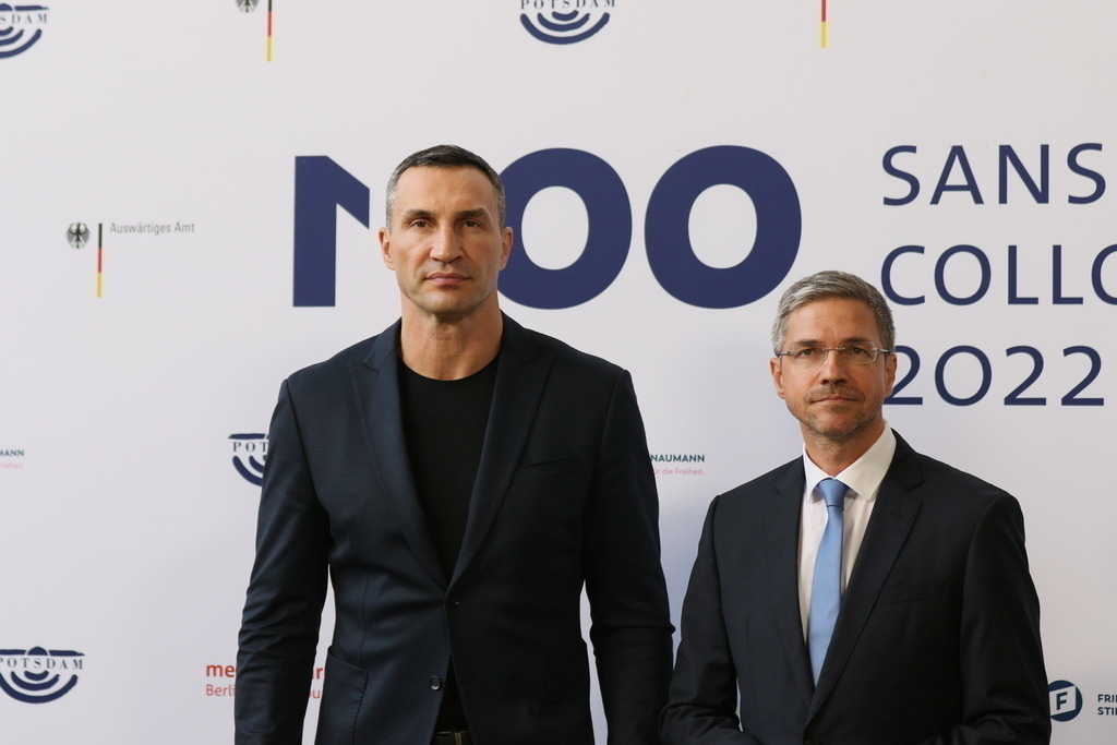 M100 Media Award: „Preis der europäischen Presse“ in Potsdam für das Ukrainische Volk verliehen. | Mit dem M100 Media Award, der sich als „Preis der europäischen Presse“ versteht, wird in diesem Jahr das Ukrainische Volk ausgezeichnet. Die Auszeichnung nimmt stellvertretend Wladimir Klitschko in der Orangerie im Park Sanssouci entgegen. Das Bild zeigt Ex-Box-Weltmeister im Schwergewicht Wladimir Klitschko und Mike Schubert, Bürgermeister von Potsdam vor der Preisverleihung.