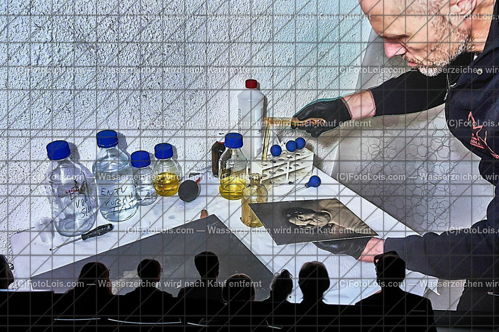 ALP8624_Linz_ARS-Elektr_MH_Nassplattenfotografie_Sandarak | (C)FotoLois.com, Alois Spandl, Linz an der Donau - ARS Elektronica Center, Multimediashow über Nassplattenfotografie von Markus Hofstätter, Fr 13. Oktober 2023.