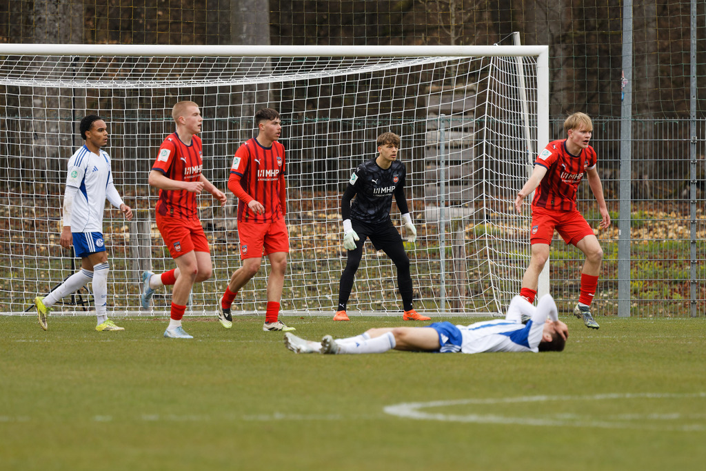 20260412-FCHS04_042 | 1.FC Heidenheim 1846 vs. FC Schalke 04, Fußball, U19, A-Junioren, NWL, U19-DFB-Nachwusliga, 2025/2026, 8. Spieltag, 12.04.2026 in Heidenheim, Walter-Birkhold-Jugendstadion (Foto: Michael Bulling) - Realisiert mit Pictrs.com