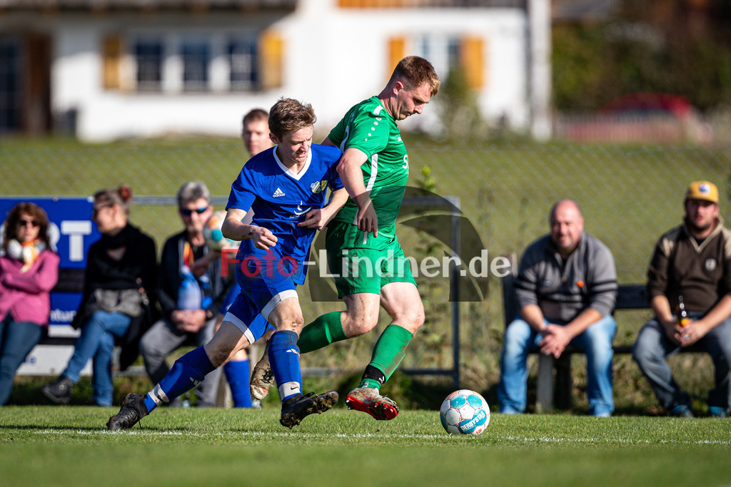 SG SV Eberfing/SV Söchering gegen FC Seeshaupt | Fußball A-Klasse Herren Gruppe 5, SG SV Eberfing/SV Söchering gegen FC Seeshaupt, 20241027,Zweikampf zwischen Maximilian ZACH (SG SV Eberfing/SV Söchering 11) und Lukas REISACHER (FC Seeshaupt 20),2024-10-27 in Eberfing (Sportpark Eberfing), Benjamin WERNER (SG SV Eberfing/SV Söchering Goali 1), Lukas REISACHER (FC Seeshaupt 20)Copyright: WolfgangxLindner www.foto-lindner.de
