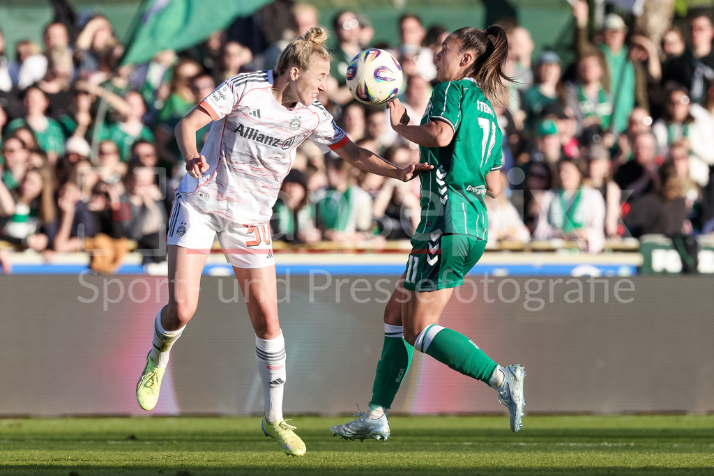 Fussball, Google Pixel Frauen-Bundesliga, SV Werder Bremen - FC Bayern München | v.li.: Carolin Simon (FC Bayern München, 30) und Maja Sternad (SV Werder Bremen, 11) im Zweikampf, Duell, Dynamik, Aktion, Action, Spielszene, DIE DFB-RICHTLINIEN UNTERSAGEN JEGLICHE NUTZUNG VON FOTOS ALS SEQUENZBILDER UND/ODER VIDEOÄHNLICHE FOTOSTRECKEN. DFB REGULATIONS PROHIBIT ANY USE OF PHOTOGRAPHS AS IMAGE SEQUENCES AND/OR QUASI-VIDEO.