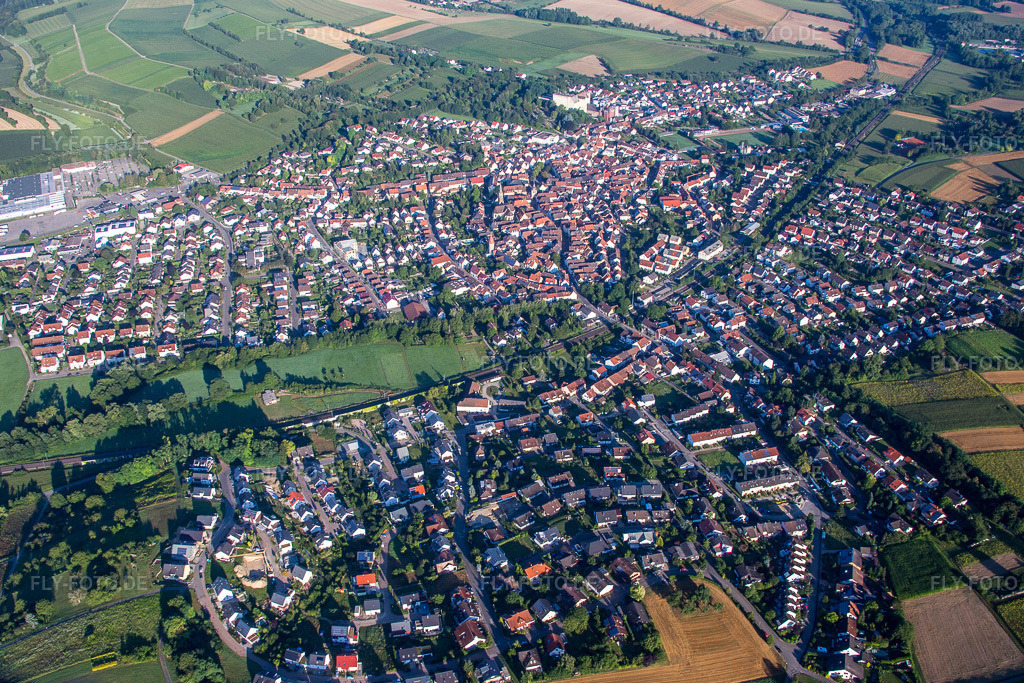 Luftbild: Ortsansicht der Straßen und Häuser der Wohngebiete im Ortsteil Heidelsheim in Bruchsal im Bundesland Baden-Württemberg in Deutschland. Foto: IMG_092309.jpg vom 01.08.2016 durch Werner Riehm/FLY-FOTO.de