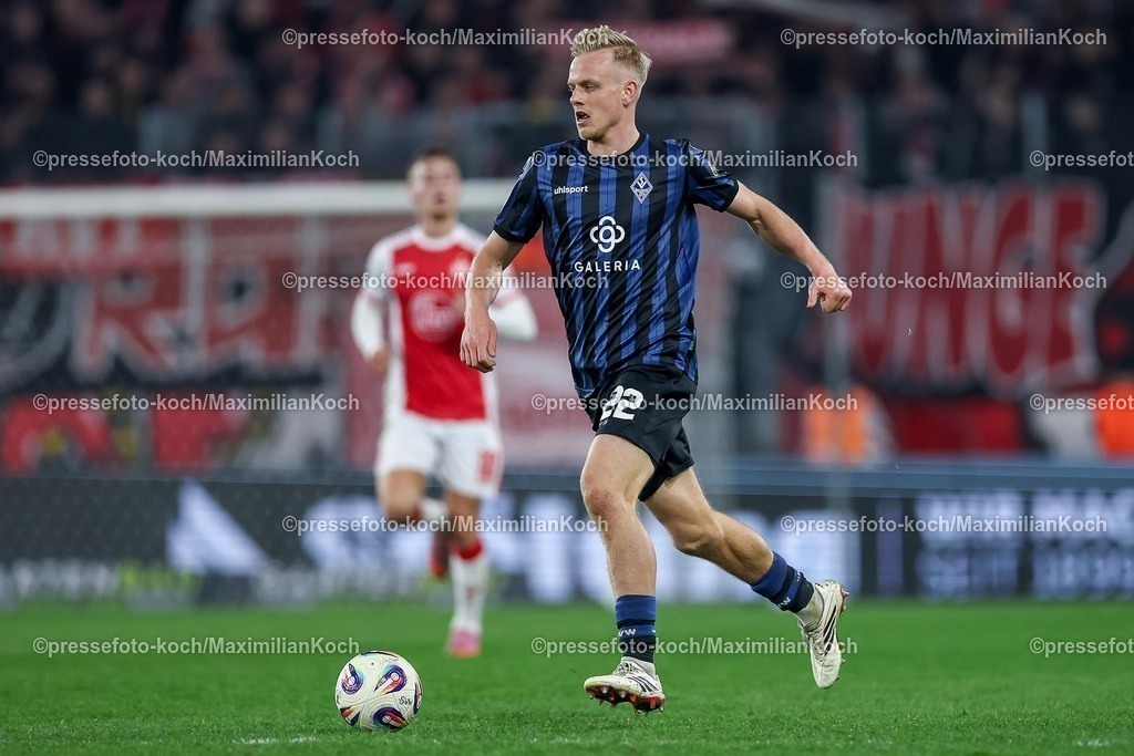 RWE04032602055 | 2026.03.04, Fußball, 3.Liga Herren, Rot-Weiss Essen -  SV Waldhof Mannheim, Stadion Hafenstraße, 27.Spieltag, Saison 2025 / 2026: Janne Sietan (Waldhof Mannheim #22)  DFB regulations prohibit any use of photographs as image sequences and or quasi-video.