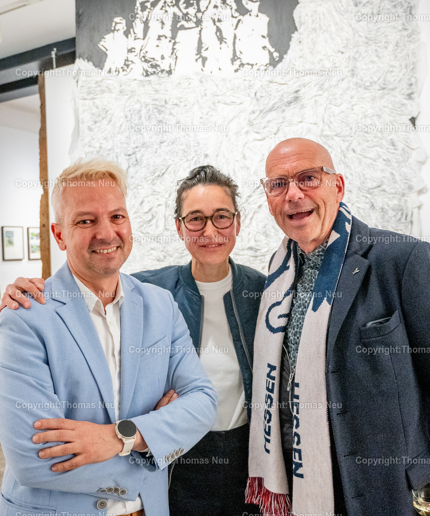 Museum-Bensheim-Ausstellung-Tipping-Points-Fotografie-Thomas-Neu-5 | bbe, Museum bensheim, Das Ausstellungsprojekt Tipping Points -Studierende der Hochschule für Gestaltung Offenbach ,,Das Projekt wurde im Lehrgebiet Zeichnung (Nadine Fecht) initiiert und in Kooperation mit dem Museum Bensheim sowie lehrgebietsübergreifend mit dem Kommunikationsdesign realisiert., hier mit Museumsleiter Dr. Jan Christoph Breitwieser (links) und Professor Bernd Kracke, , .,Bild: THomas Neu