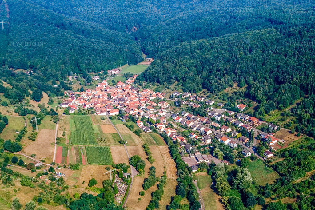 Luftbild: Ortsansicht von Osten im Ortsteil Gräfenhausen in Annweiler im Bundesland Rheinland-Pfalz in Deutschland.Foto: IMG_12047.jpg vom 31.07.2008 durch Werner Riehm/FLY-FOTO.deAuflösung des Originals: 3456 x 2304 px