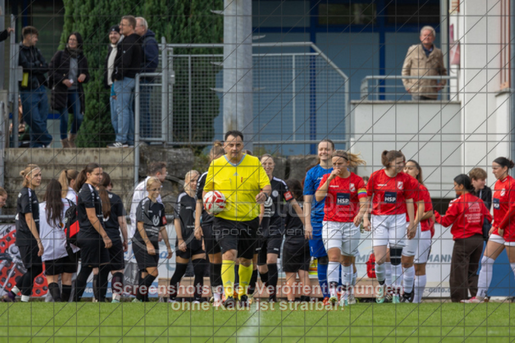 20250928_130229_0003 | #,1.FC Donzdorf (schwarz) vs. TV Derendingen (rot), Fussball, Frauen-Verbandsliga Württemberg, 03. Spieltag, Saison 2025/2026, Rasenplatz Lautertal Stadion, Süßener Straße 16, 73072 Donzdorf, 28.09.2025 - 13:00 Uhr,Foto: PhotoPeet-Sportfotografie/Peter Harich