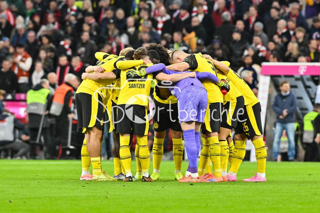 FC Bayern München - Borussia Dortmund | MUNICH, GERMANY - team of Borussia Dortmund during the bundesliga match between FC Bayern Munich vs. Borussia Dortmund on matchday 7 at Allianz Arena on October 18, 2025 in Munich, Germany / DFL REGULATIONS PROHIBIT ANY USE OF PHOTOGRAPHS AS IMAGE SEQUENCES AND/OR QUASI-VIDEO