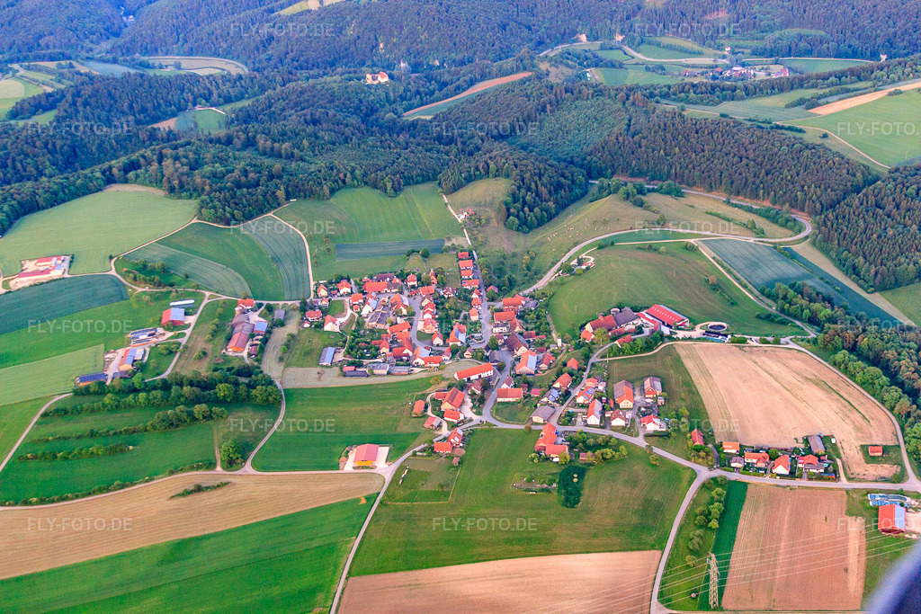 Luftbild: Dorfansicht aus Westen im Ortsteil Münzdorf in Hayingen im Bundesland Baden-Württemberg in Deutschland. Foto: IMG_67053.jpg vom 07.06.2014 durch Werner Riehm/FLY-FOTO.de