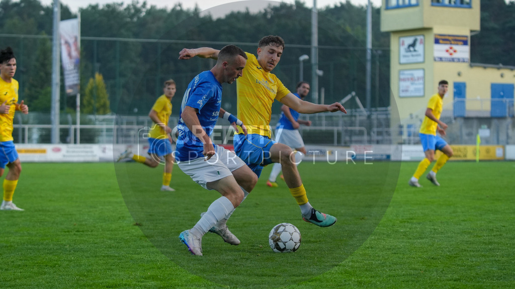 Fußball, Herren, Saison 2025/2026, Regionalliga Nordost, 6. Spieltag, FSV 63 Luckenwalde vs. VSG Altglienicke, Freitag 28.08.2025, Werner-Seelenbinder-Stadion Luckenwalde | Fußball, Herren, Saison 2025/2026, Regionalliga Nordost, 6. Spieltag, FSV 63 Luckenwalde vs. VSG Altglienicke, Freitag 28.08.2025, Werner-Seelenbinder-Stadion Luckenwalde, Im Bild: v.l. Domenik Schickersinski (Altglienicke) und Sofiene Jannene (Luckenwalde) - Realisiert mit Pictrs.com