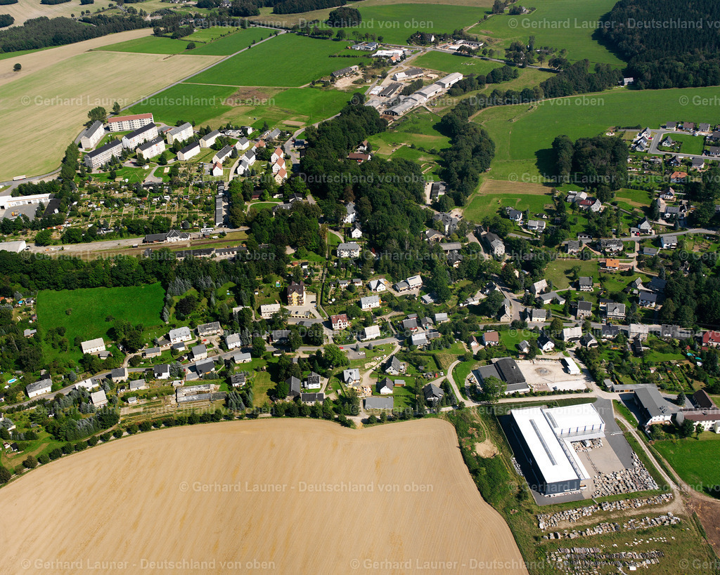 2538770 | LANGENAU 01.08.2005 Ortsansicht am Rande von landwirtschaftlichen Feldern und Nutzflächen  in Langenau im Bundesland Sachsen, Deutschland // Village view on the edge of agricultural fields and land  in Langenau in the state Saxony, Germany Foto: Gerhard Launer