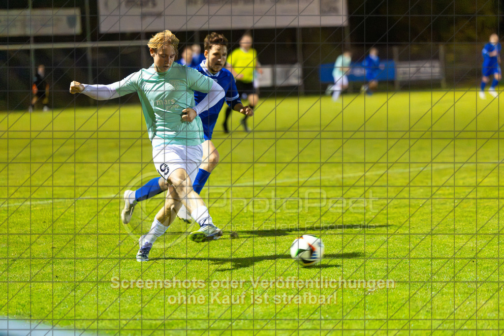 20261015_201636_0181_(c)_by_PhotoPeet | Linus Eisele (TSG Salach #19)TSG Salach (türkis) vs. VfB Neuffen (blau), Fußball, Bezirksliga - Bezirk Neckar/Fils, 08. Spieltag, Saison 2026/2027, Rasensportplatz, Staufenecker Straße, 73084 Salach, 15.10.2026 - 19:30 Uhr,Foto: PhotoPeet / Sport- &amp; Eventfotografie / Peter Harich