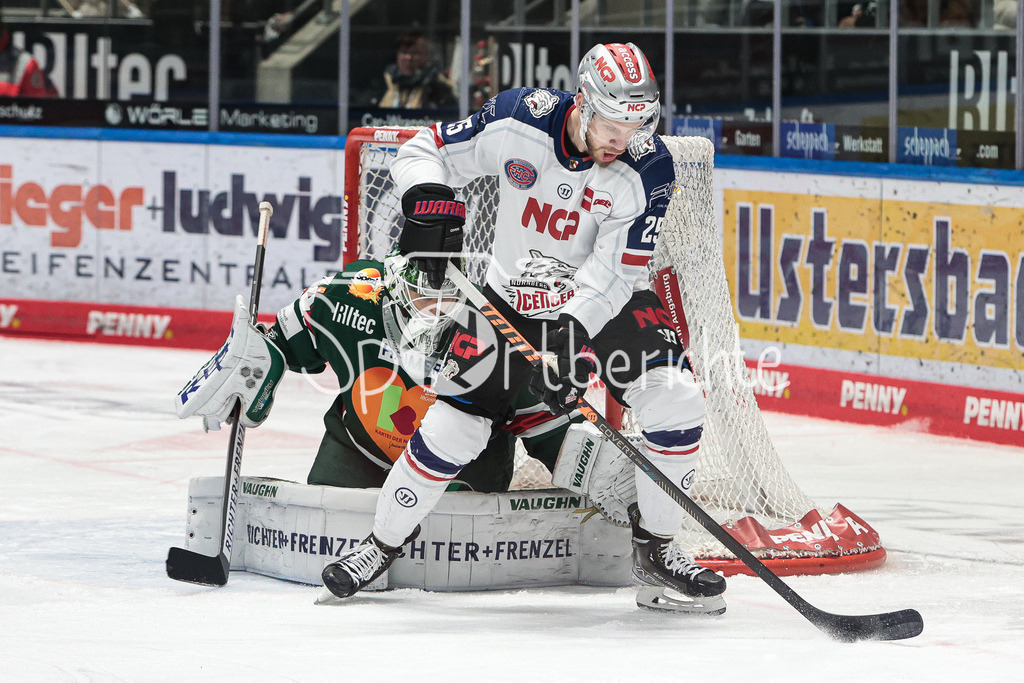 Augsburger Panther - Nuernberg ICE Tigers | Daniel SCHMOELZ (NIT #25) vor Dennis Endras (AEV #44)