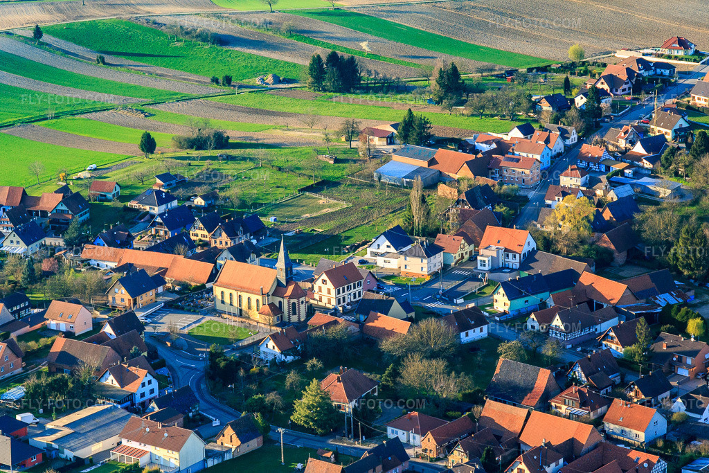 Aerial view: Church of St. Sixte in Oberlauterbach in the state Bas-Rhin, France. – Photo: IMG_097846.jpg taken on 03/27/2017 by Werner Riehm/FLY-FOTO.com – Resolution of the original: 5166 x 3444 px