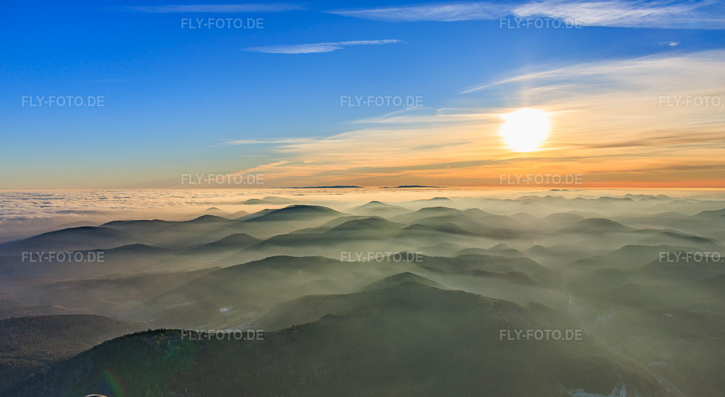 Luftbild: Panorama des Pfälzerwalds und Nordvogesen im Abenddunst in Birkenhördt im Bundesland Rheinland-Pfalz in Deutschland. Foto: IMG_151818.jpg vom 22.11.2025 durch Werner Riehm/FLY-FOTO.de