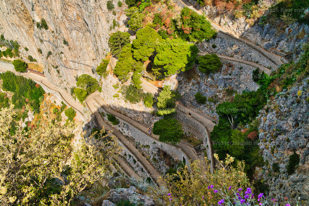 Capri - Via Krupp | Capri ist eine traumhafte Insel im Golf von Neapel, bekannt für türkisblaues Meer, beeindruckende Felsklippen, mediterrane Landschaften und die berühmten Faraglioni. - Realisiert mit Pictrs.com