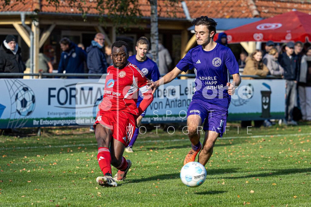 Sperber Veerßen - Mendes_ Alberto (bringt Ball vor Shawn Müller nach innen) vs SV Holdenstedt II 191025 dlP | immodelaporte-sportfotos - Realisiert mit Pictrs.com