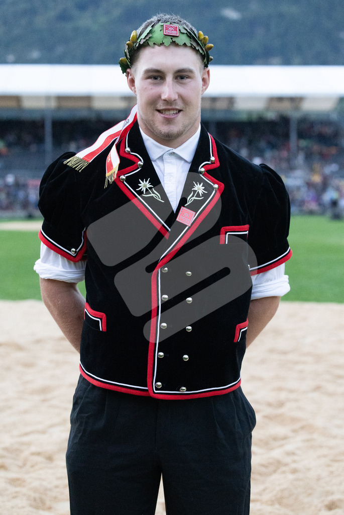 ESAF2025_Ehrung_7489 | Die Schwinger des Schwyzer Kantonalen Schwingerverbandes: Fotos, die Dynamik und Leidenschaft festhalten, sowie emotionale Momente aus dem traditionellen Schwingsport zeigen. - Realisiert mit Pictrs.com