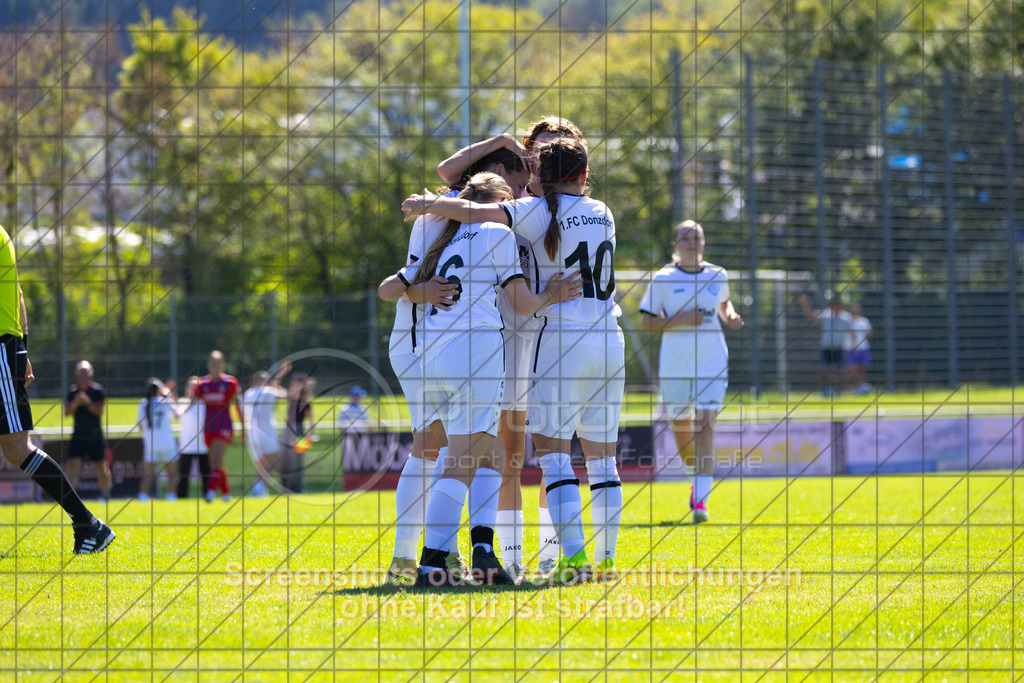 20260906_122747_0281_(c)_by_PhotoPeet | #,1.FC Donzdorf (weiß) vs. 1.FC Heidenheim 1846 (rot), Fußball, Frauen-Verbandspokal Gruppe 2, 2. Runde, Saison 2026/2027, Rasenplatz Lautertal Stadion, Süßener Straße 16, 73072 Donzdorf, 06.09.2026 - 11:00 Uhr,Foto: PhotoPeet / Sport- &amp; Eventfotografie / Peter Harich