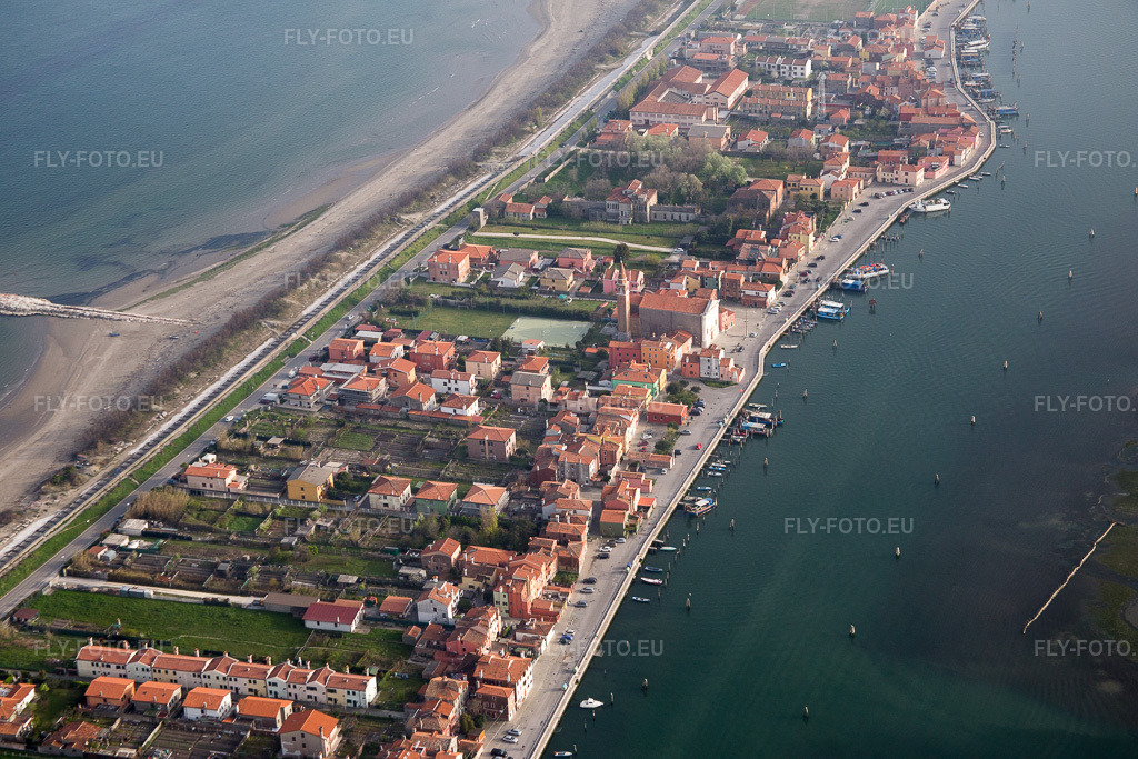 Vue aérienne: Vue de la ville à Sant'Antonio dans le département Vénétie, Italie. Photo: IMG_087545.jpg prise le 06/04/2016 par Werner Riehm/FLY-FOTO.eu – Résolution de l'original: 5472 x 3648 px