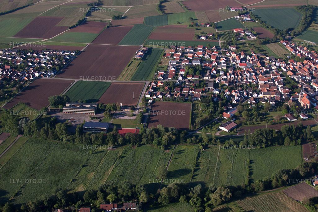 Luftbild: Klingbachschule im Ortsteil Ingenheim in Billigheim-Ingenheim im Bundesland Rheinland-Pfalz in Deutschland. Foto: IMG_64750.jpg vom 04.05.2014 durch Werner Riehm/FLY-FOTO.de