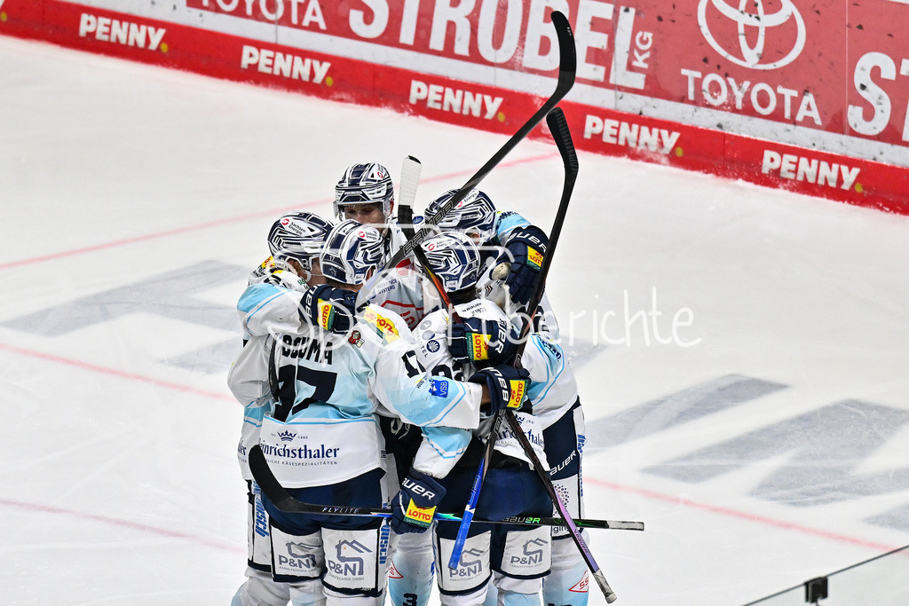 Augsburger Panther - Dresdner Eislöwen | AUGSBURG, GERMANY - 04. DECEMBER: Jubel der Gäste nach dem Treffer zum 1-3 durch Lance BOUMA (Eislöwen Dresden 17) / Tor / Torschuetze / Freude / Happy / während dem Match zwischen den Augsburger Panthern und den Dresdner Eislöwen am 25 Spieltag der PENNY DEL im Curt Frenzel Stadion