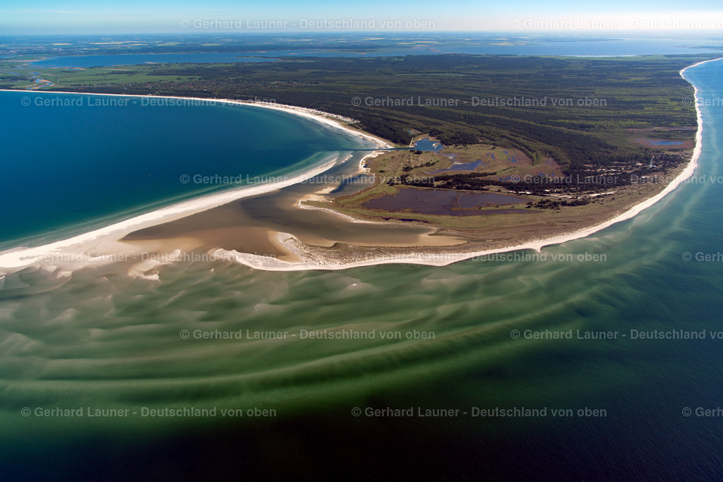 3801313 | Darß, Nationalpark Vorpommersche Boddenlandschaft, BORN AM DARß 08.09.2021 Sandbank- Landfläche durch Strömungen unter der Meeres- Wasseroberfläche Darsser Ort in Born am Darß im Bundesland Mecklenburg-Vorpommern.