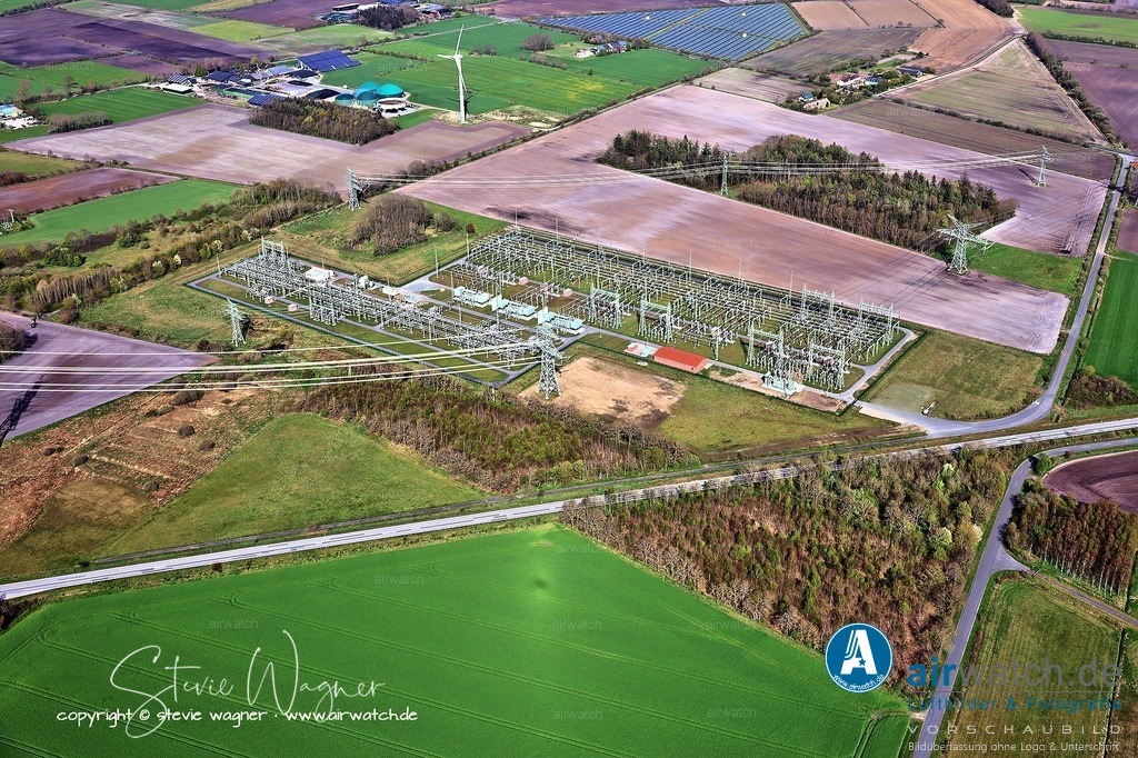 Luftbild Umspannwerk Husum - Horstedt - Schauendahl - Kronenburg -  Lehmkuhlenweg | Während des gesamten Jahres 2023 wurde die Infrastruktur weiter genutzt, um die Energieversorgung zu stabilisieren und die Einspeisung aus Windparks in das 380-kV-Übertragungsnetz zu gewährleisten.