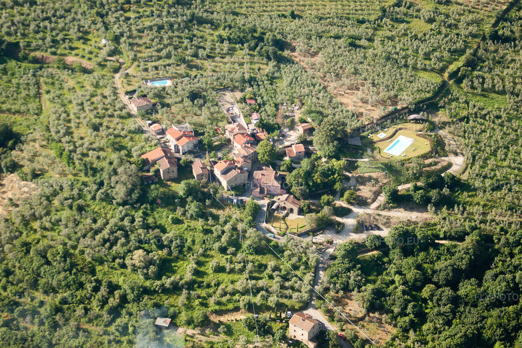 Vue aérienne: Vue de la ville à Santa Cristina dans le département Toscane, Italie. Photo: IMG_27912.jpg prise le 30/05/2010 par Werner Riehm/FLY-FOTO.eu – Résolution de l'original: 4468 x 2979 px