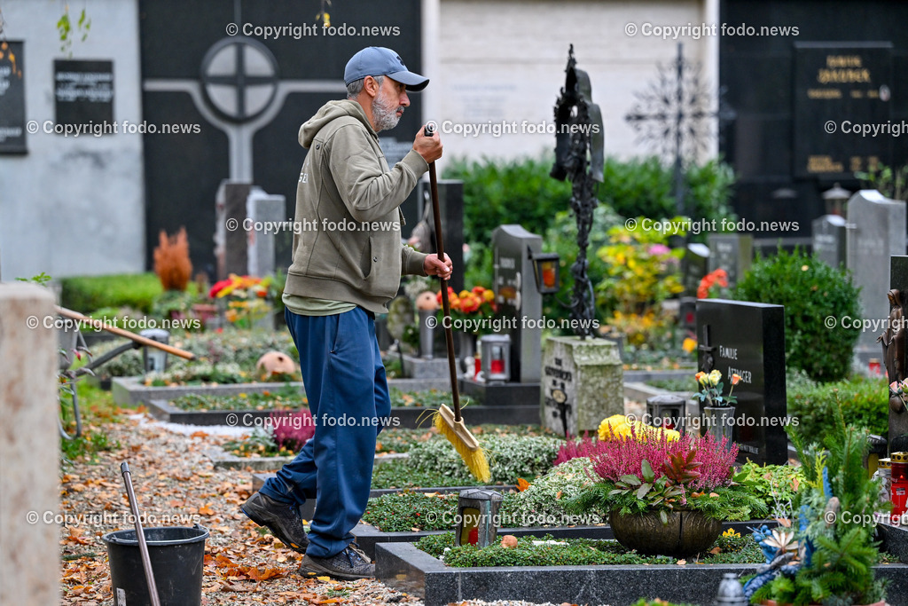 Friedhof_ Kreuz_ Kruzifix_ Jesu Christi_ Allerheiligen_ 26.10.2024-78 | 26.10.2024, Friedhof, AUT, Allerheiligen, Themenbilder im Bild Friedhof, Kreuz, Kruzifix, Jesu Christi, Allerheiligen, Engerl, Engel, Kerzen, Grab, Grablicht, Blumen, Skulptur, Grabstein, Symbolbild, Grablaterne, Grabkerze, Grabkerzen, Grablichter, Kerze, Grabkreuz, Gedenken, Bestattung, Verstorbene, Totenruhe, Grab, Urne, Blumenschmuck, Schmuck, Besucher, Feature, kreativ, creativ, Linz