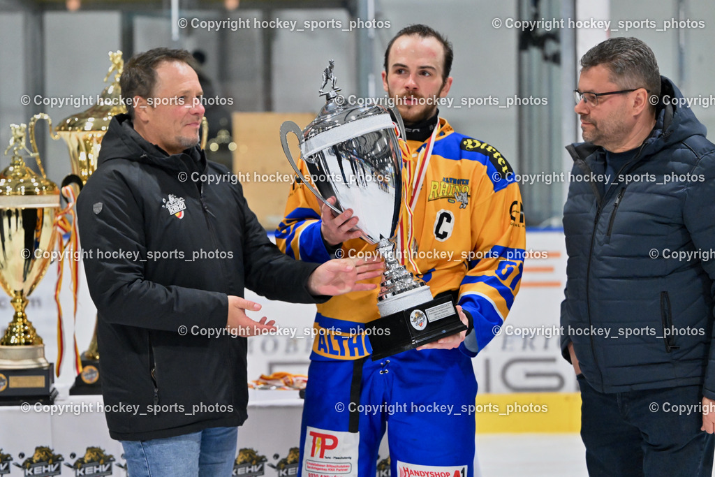 ESC SOCCERZONE STEINDORF vs. 1. EHC Althofen | KEHV Präsident Michael Herzog Löschnig, #67 Schettina Kevin 1. EHC ALTHOFEN, Pokal Übergabe, ESC SOCCERZONE STEINDORF vs. 1. EHC Althofen, Siegerehrung ESC SOCCERZONE STEINDORF & 1. EHC Althofen am 08.03.2025 in Steindorf (Ossiachersee Halle), Austria, (Photo by Bernd Stefan)
