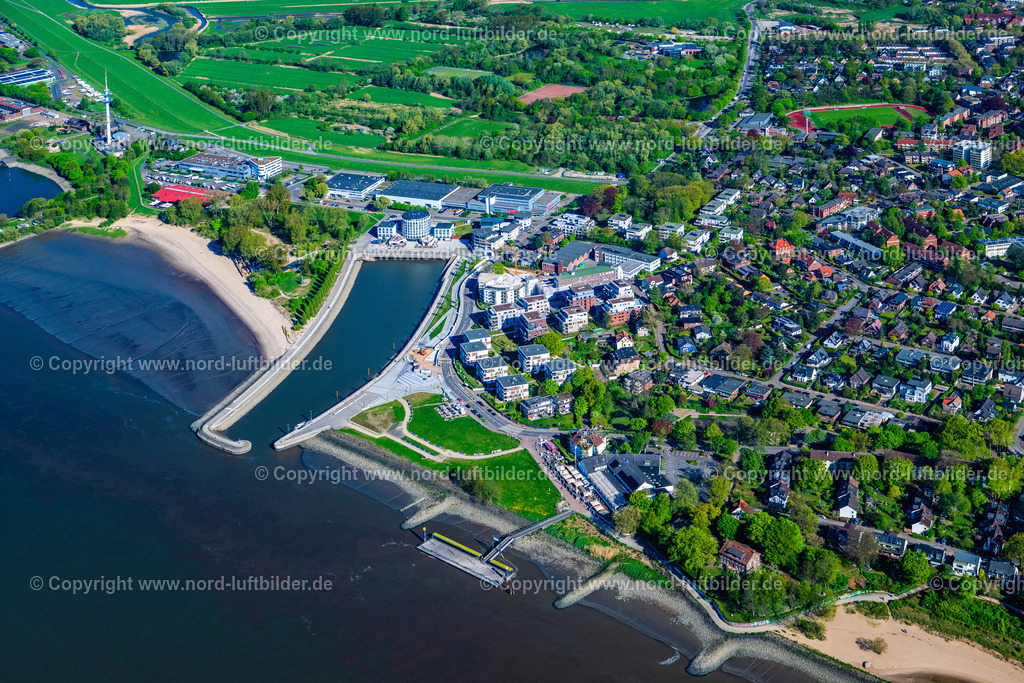 Wedel_Willkommhöft_ELS_1228270425 | WEDEL 27.04.2025 Im Hafen ankerndes und festgemachtes Fährschiff des "Schulauer Fährhaus" an der Parnaßstraße im Ortsteil Schulau in Wedel im Bundesland Schleswig-Holstein, Deutschland. Weiterführende Informationen bei: R.Schillag Fährhaus GmbH & Co. KG. // Anchored and moored ferry in the harbor of "Schulauer Faehrhaus" on Parnassstrasse in the district Schulau in Wedel in the state Schleswig-Holstein, Germany. Further information at: R.Schillag Faehrhaus GmbH & Co. KG. Foto: Martin Elsen