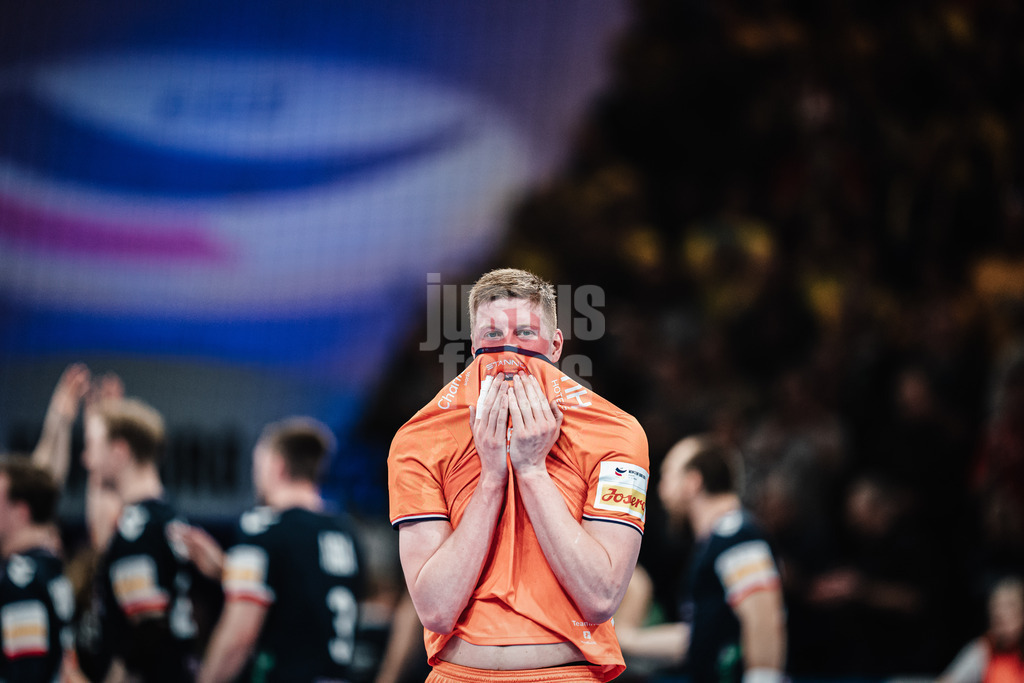 Handball | Herren | EHF EURO 2024 | European Championshop Men 2024 Final Tournament | Norwegen vs. Niederlande | 19.01.2024 | Niels Gerardus Versteijnen (#20, Holland, NED) frustriert