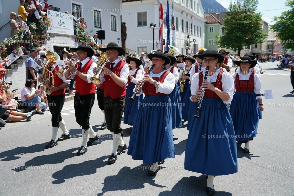 29-VORDERHORNBACH1-Bundesmusikfest-2023-Juni16-Reutte-DSC06761 | Info aus dem Bezirk Reutte/Ausserfern Tirol sowie eine umfangreiche Bilddatenbank über die gesamte Region: Lechtal, Talkessel Reutte, Tannheimertal, Zwischentoren. Lech, Plansee, Zugspitze, Grenztunnel, B179, Fernpassstraße, Verkehr, Lawinen, Tradition, - Realisiert mit Pictrs.com