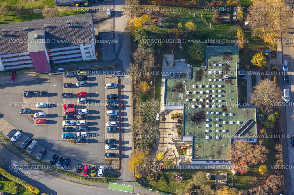 Wetter251103856 | Luftbild, Kita Pusteblume Kindertagesstätte und Parkplatz, Oskar-Niemöller-Straße, herbstliche Bäume, Grundschöttel, Wetter, Ruhrgebiet, Nordrhein-Westfalen, Deutschland