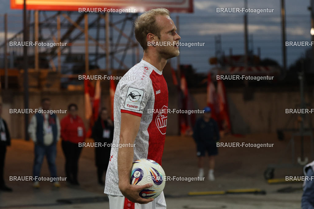 Rot-Weiss Essen - Hansa Rostock | Essen, Deutschland, 01.10.2025 Lucas Brumme  (Rot-Weiss Essen) schautwährend des 3.Liga Spiels zwischen  Rot-Weiss Essen und TSG Hoffenheim u23 am 20.09.2025 im Stadion an der Hafenstraße in Essen. (Foto von Timo Bluhmki-Schmidt/Brauer Fotoagentur
