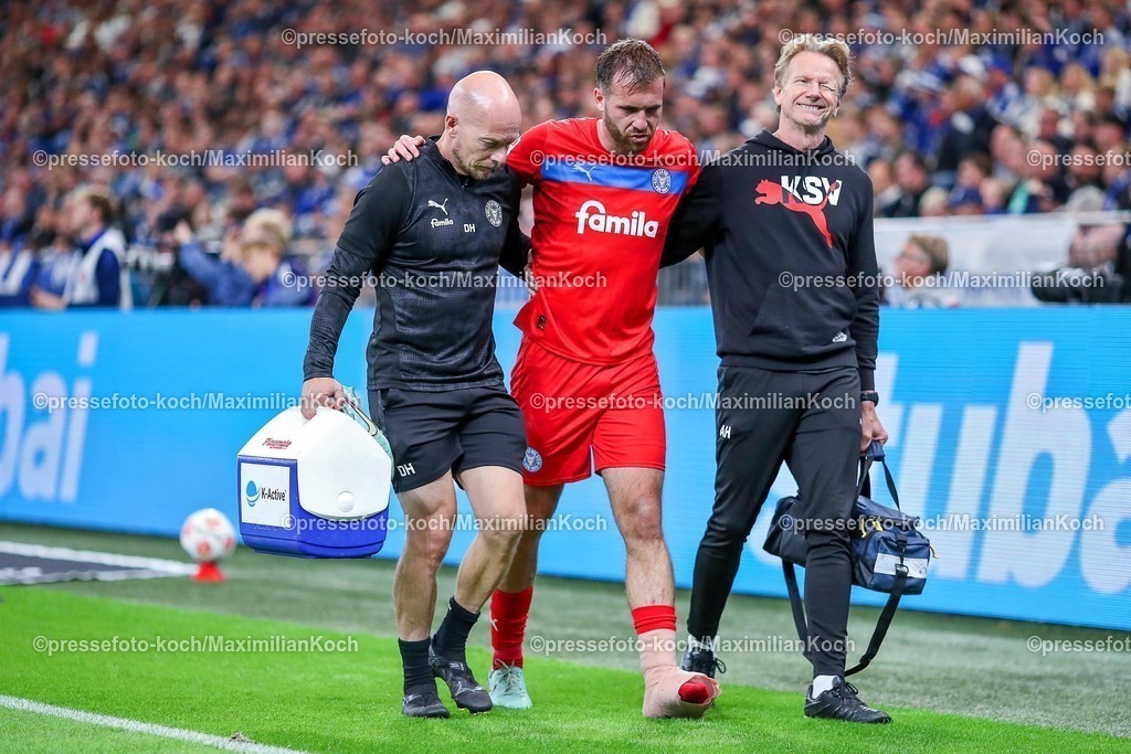 S0413092501223 | 13.09.2025, Fußball, FC Schalke 04 - Holstein Kiel, 5.Spieltag, 2. Fußball Bundesliga, Veltins-Arena Gelsenkirchen, Saison 2025 2026: Marco Komenda (Holstein Kiel #03) muss verletzt das Spielfeld verlassen und ausgewechslet werden Schmerzen Verletzung  Fußverletzung DFB regulations prohibit any use of photographs as image sequences and or quasi-video.