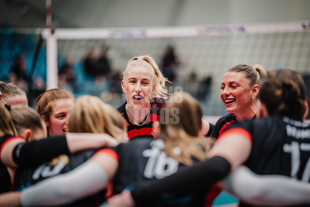 Volleyball | Frauen | Saison 2025/2026 | Volleyball Bundesliga | ETV Hamburger Volksbank Volleys vs. VC Wiesbaden | 14.03.2026 | v.l. Constanze von Meyenn (#6, ETV Hamburger Volksbank Volleys), Anna Hartig (#5, ETV Hamburger Volksbank Volleys) und Lina Köster (#3, ETV Hamburger Volksbank Volleys)