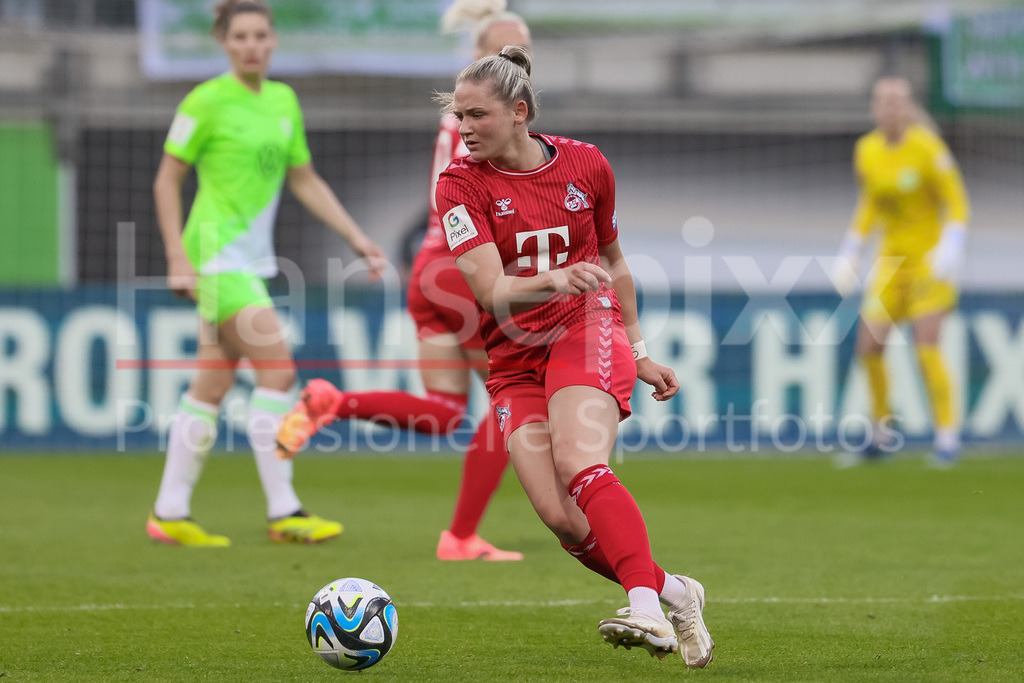 Fussball, Google Pixel Frauen-Bundesliga, VfL Wolfsburg - 1. FC Köln | v.li.: Marleen Schimmer (1. FC Köln, 23) am Ball, Einzelbild, Ganzkörper, Aktion, Action, Spielszene, DIE DFB-RICHTLINIEN UNTERSAGEN JEGLICHE NUTZUNG VON FOTOS ALS SEQUENZBILDER UND/ODER VIDEOÄHNLICHE FOTOSTRECKEN. DFB REGULATIONS PROHIBIT ANY USE OF PHOTOGRAPHS AS IMAGE SEQUENCES AND/OR QUASI-VIDEO.