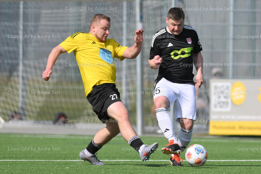 MTV Dänischenhagen (schwarz) vs TSV Altenholz (gelb) | Max-Peter Andersen (Dänischenhagen #15) vs Eric Hansen (TSVA #27) / Fußball-Verbandsliga Ost Männer 2025/2026 / MTV Dänischenhagen (schwarz) vs TSV Altenholz (gelb) / Platz C - Kunstrasenplatz / Dänischenhagen / 11.04.26 - Realisiert mit Pictrs.com