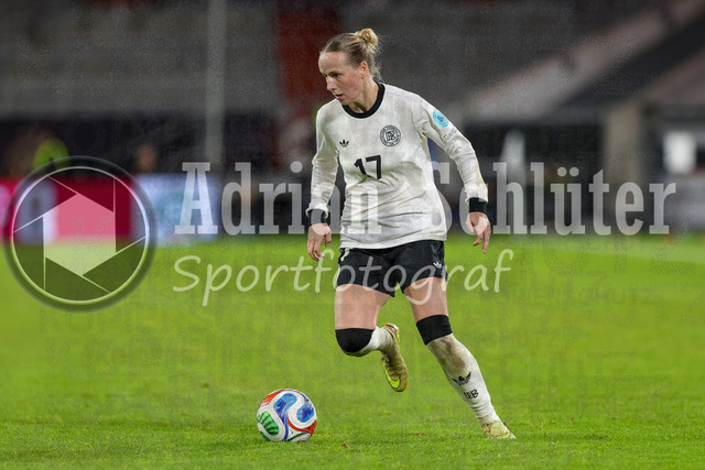 Deutschland vs Frankreich - Halbfinale - UEFA Women's Nations League | Düsseldorf, Deutschland, 24.10.25:   Franziska Kett ( Deutschland ) in Aktion am Ball, Einzelaktion waehrend des Halbfinals der UEFA Women's Nations League zwischen Deutschland vs Frankreich in der Merkur-Spiel-Arena(Foto von Brauer-Fotoagentur / Adrian Schlueter)