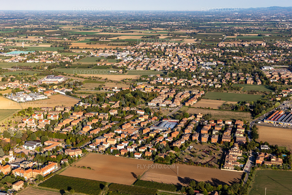 Aerial view: View of the town in Formigine in the state Modena, Italy. – Photo: IMG_134577.jpg taken on 09/19/2022 by Werner Riehm/FLY-FOTO.com – Resolution of the original: 5131 x 3420 px