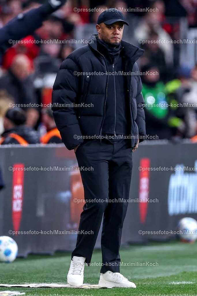 Lev15022501236 | 15.02.2025, Fußball, Bayer 04 Leverkusen - FC Bayern München, 1. Fußball Bundesliga, 22. Spieltag, BayArena, Saison 2024 2025: Trainer Vincent Kompany (Cheftrainer FC Bayern) gestikulierend am SpielfeldrandDFB regulations prohibit any use of photographs as image sequences and or quasi-video.