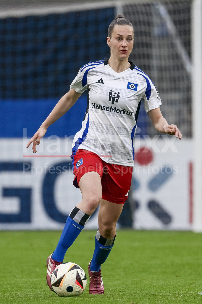 Fussball, DFB-Pokal Frauen, Hamburger SV - SV Werder Bremen | v.li.: Emilia Hirche (Hamburger SV, 20) am Ball, Freisteller, Einzelbild, Ganzkörper, Aktion, Action, Spielszene, DIE DFB-RICHTLINIEN UNTERSAGEN JEGLICHE NUTZUNG VON FOTOS ALS SEQUENZBILDER UND/ODER VIDEOÄHNLICHE FOTOSTRECKEN. DFB REGULATIONS PROHIBIT ANY USE OF PHOTOGRAPHS AS IMAGE SEQUENCES AND/OR QUASI-VIDEO.