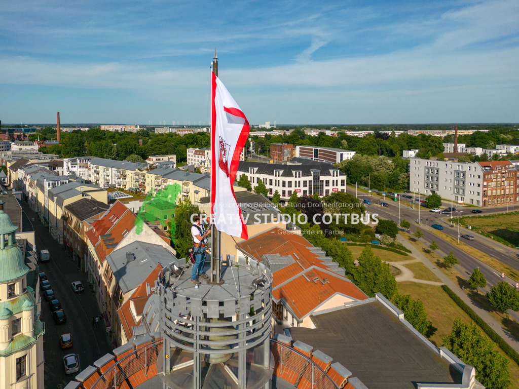 Fahnenwechsel 2 | Fahnenwechsel auf dem Spremberger Turm in Cottbus. Alle 6-10 Monate ist die Fahne mit dem Stadtwappen von Cottbus verschlissen und muss erneuert werden. - Realisiert mit Pictrs.com